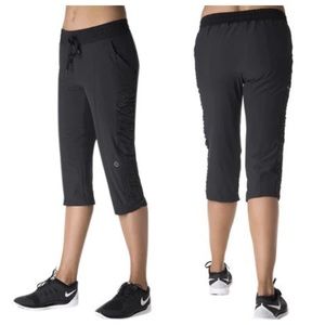 NWT Tasc Performance District Capri Pants Black M